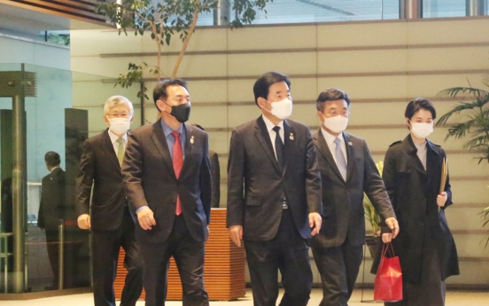 S. Korean lawmakers meet Suga in effort to mend diplomatic ties