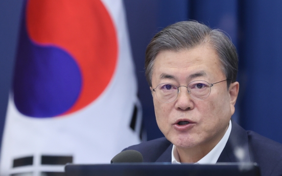 Moon urges civil servants to follow his reform drive despite troubles