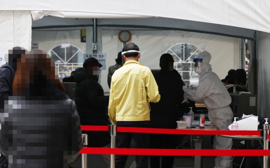 Korea's new virus cases hit record high of 950