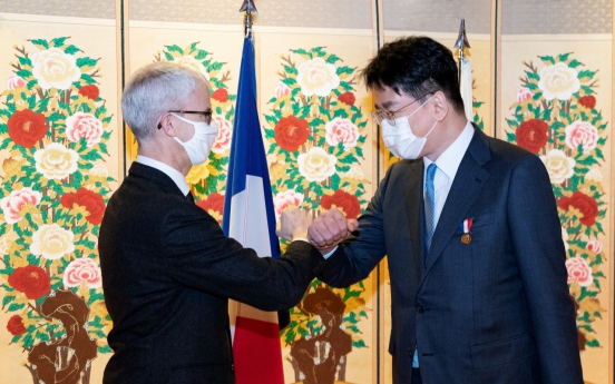 Korean Air CEO receives honor from French government for building ties