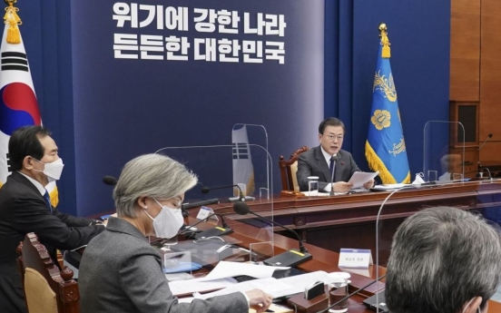 Moon to receive policy briefing on vaccine, antivirus efforts