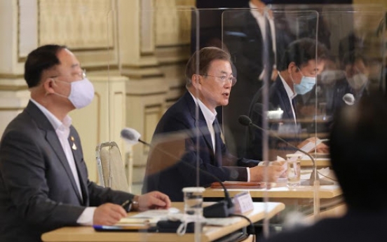 Moon shares finance minister's online message on S. Korea's economic performance