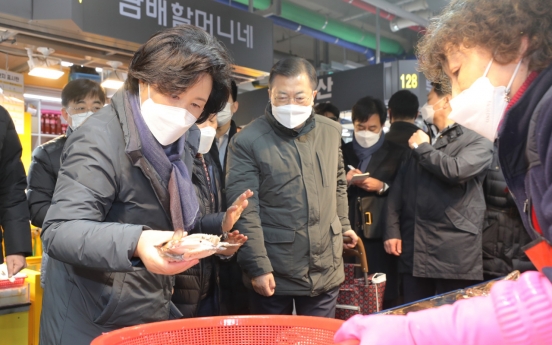 Moon, first lady visit traditional fish market ahead of Lunar New Year