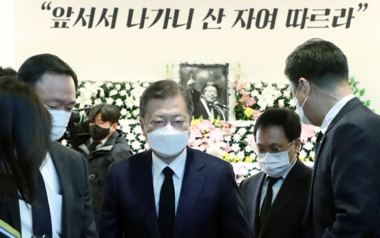 Moon pays respects to deceased Korean reunification activist