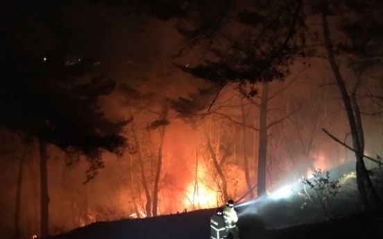 [Newsmaker] Blazes tear through forests in southeastern cities of Andong, Yecheon