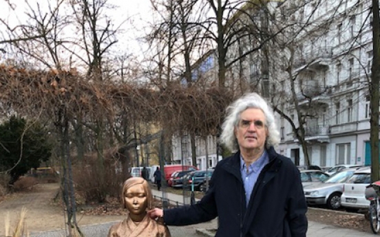 Israeli law professor visits comfort women statue in Berlin