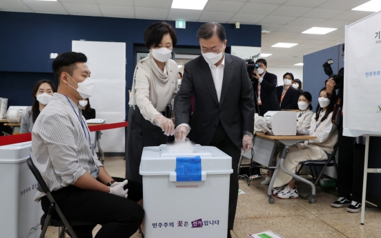 [Photo News] Early voting turnout for by-elections