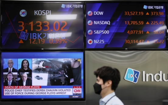 Foreign investors swoop up S. Korean stocks in April