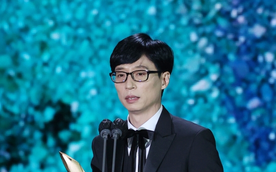 Comedian Yoo Jae-suk, film director Lee Joon-ik win top prize at Baeksang Arts Awards