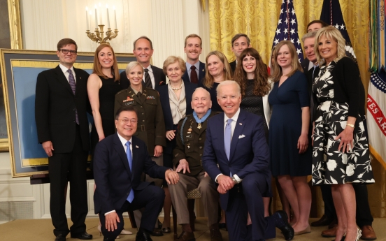 Moon meets Biden at medal-awarding ceremony for Korean War veteran