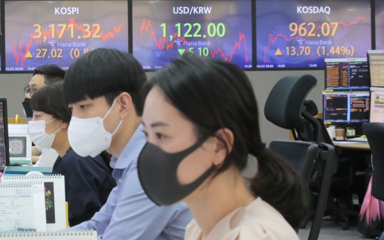 Seoul stocks finish slightly lower on investors' wait-and-see mode