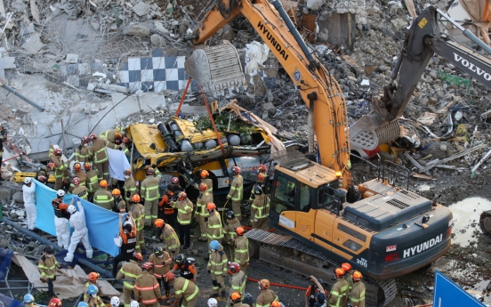 Moon urges full probe into Gwangju building collapse