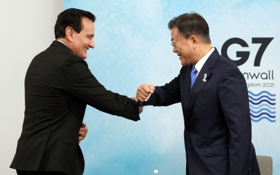 Moon meets AstraZeneca's CEO to discuss vaccine cooperation