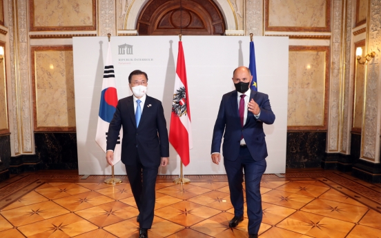 Moon hopes for closer parliamentary ties between S. Korea, Austria