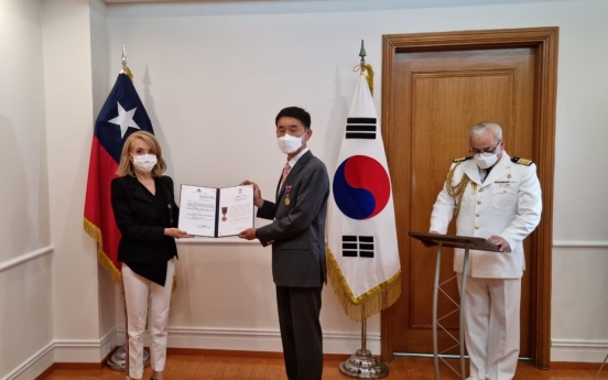 Korean Navy officer decorated by Chile