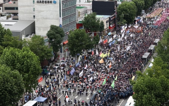 Umbrella labor union holds street rally despite virus concerns