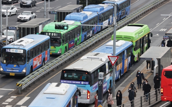 Seoul to reduce public transport, expand testing as COVID-19 cases reach new high