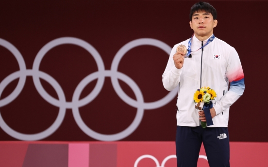 [Tokyo Olympics] Moon praises fighting spirit of Japan-born South Korean judoka