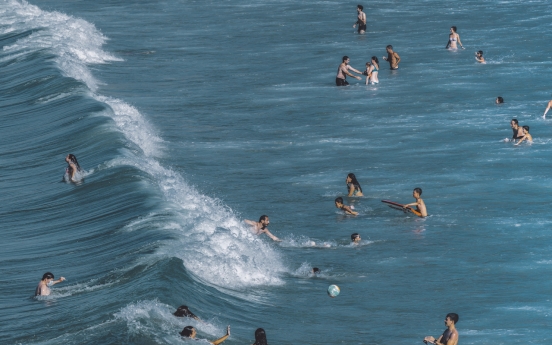 ‘Holiday Memories,’ exhibition of works by Spanish photographer Yosigo, brings beaches to Seoul