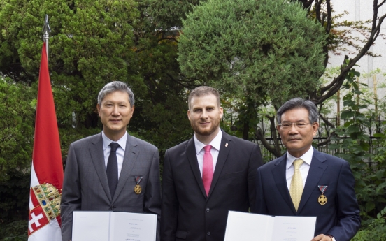 Ro Jae-hun and Jang Si-ho receive Gold Cross of Merit on Hungary's National Day.