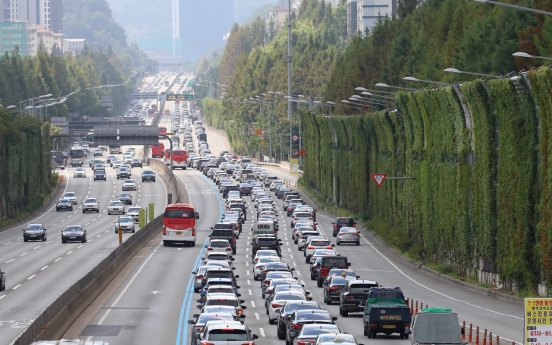 Traffic jam on highways as people return on last day of Chuseok