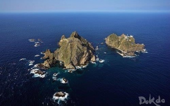 Ship carrying 9 capsizes in waters northeast of Dokdo