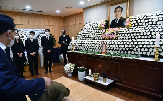 Moon prays for late ex-President Roh while noting 'faults' of coup, bloody crackdown