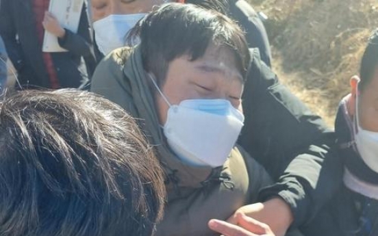 Protester throws eggs at DP candidate Lee near THAAD base in Seongju