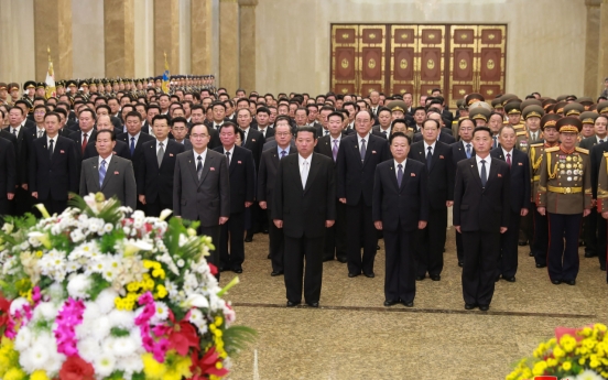 NK leader Kim, his wife Ri attend performance marking Lunar New Year's Day