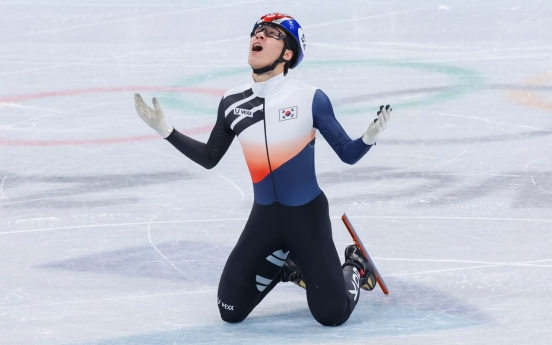 Moon congratulates Hwang for winning gold in men's 1,500m short track