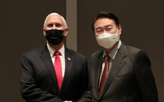 Yoon meets with ex-US Vice President Pence