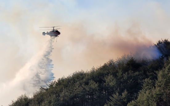 Wildfire quickly spreads to about 21,000 acres as thousands evacuate