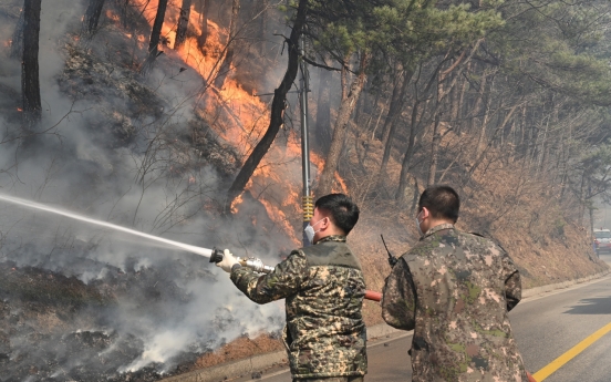 Military continues mobilizing troops, choppers to contain wildfires