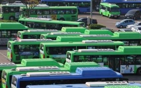 Unionized bus drivers in Seoul vote for strike over wages