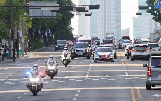 Yoon makes first commute to work in motorcade