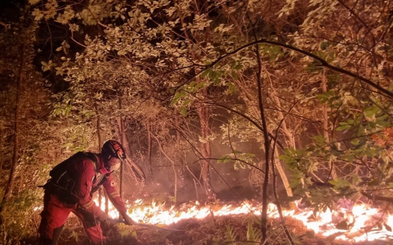 Miryang wildfire continues for 3rd day, nearly 650 ha of woodland scorched