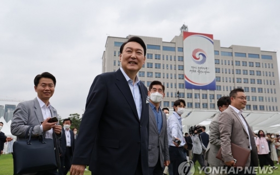 Yoon hosts 'housewarming' event in front yard of new presidential office