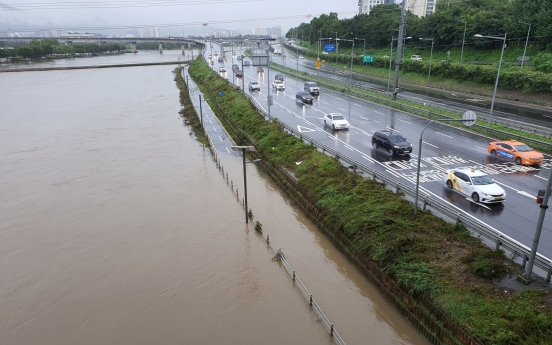 Major expressway, river bridge in Seoul closed off due to heavy downpours