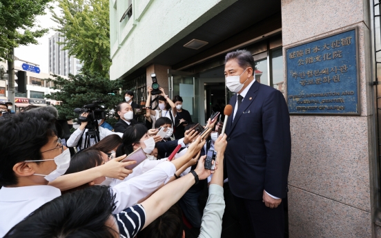 S. Korea's foreign minister pays respects to former Prime Minister Abe