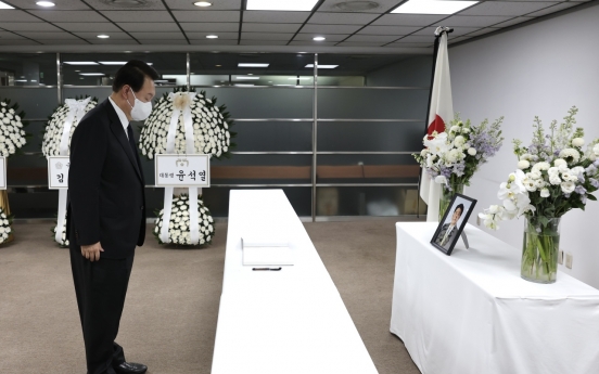 Yoon pays respects to Abe in Seoul