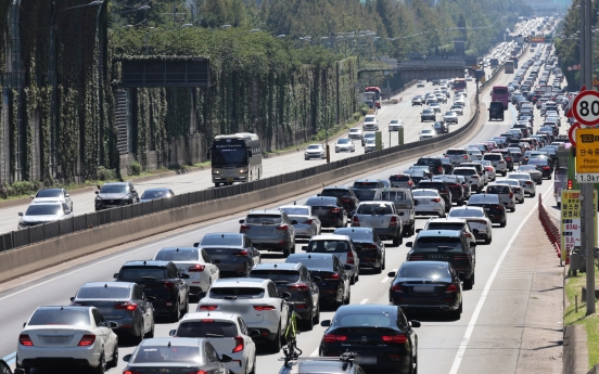 Highways nationwide clogged both ways on 2nd day of Chuseok holiday