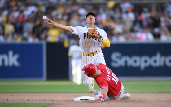 Padres' shortstop Kim Ha-seong named finalist for NL Gold Glove Award