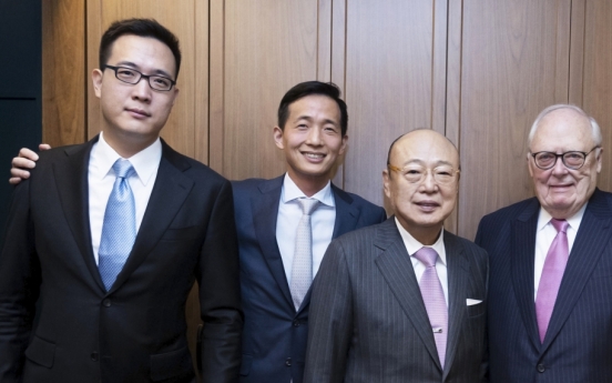 Hanwha chief, Heritage Foundation founder discuss global economy, bilateral ties