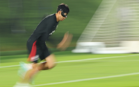 [Photo News] Injured star Son Heung-min trains for FIFA World Cup in Qatar