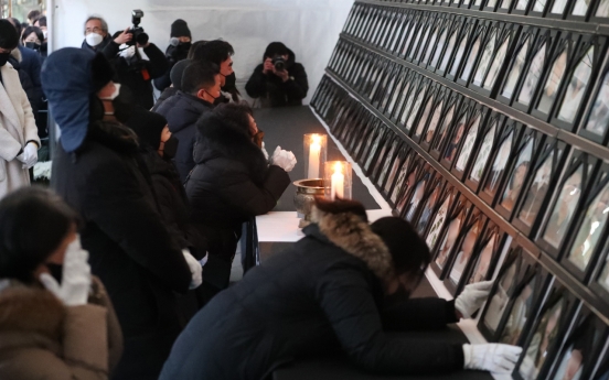 Bereaved families of Itaewon crush victims set up mourning altar near accident site