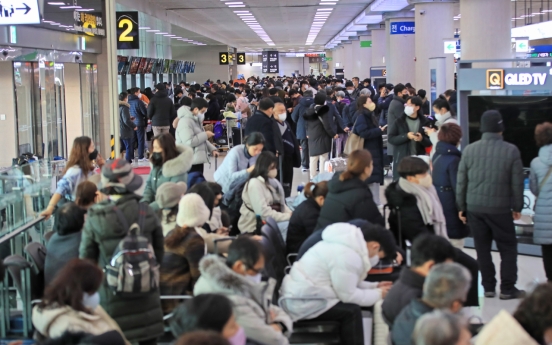 Heavy snow causes flight cancellations, road accidents