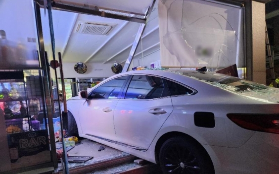 Man rams car into store after owner refuses to give plastic bag