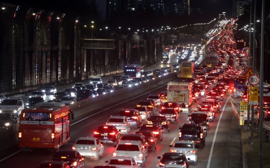 Traffic builds up on highways as people return to Seoul from Lunar New Year holiday