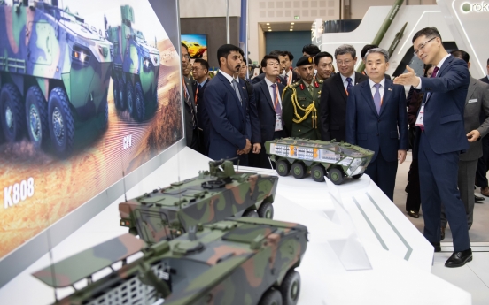 S. Korean defense minister visits arms exhibition in UAE