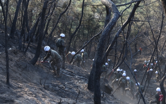 Last-ditch efforts under way to contain wildfire in central Seoul